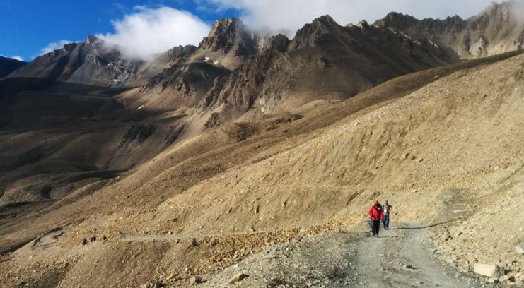 अंधेरी पहाड़ियों का सफर और जेब में राक्षस घास लेकर घोड़े को दौड़ाता 'प्रेत'