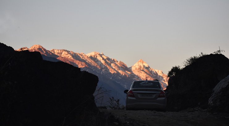 इधर ड्राइवर खाई के ऊपर कच्ची सड़क पर शूमाकर बना हुआ था, उधर जगमोहन को एवलांच निगल गया!