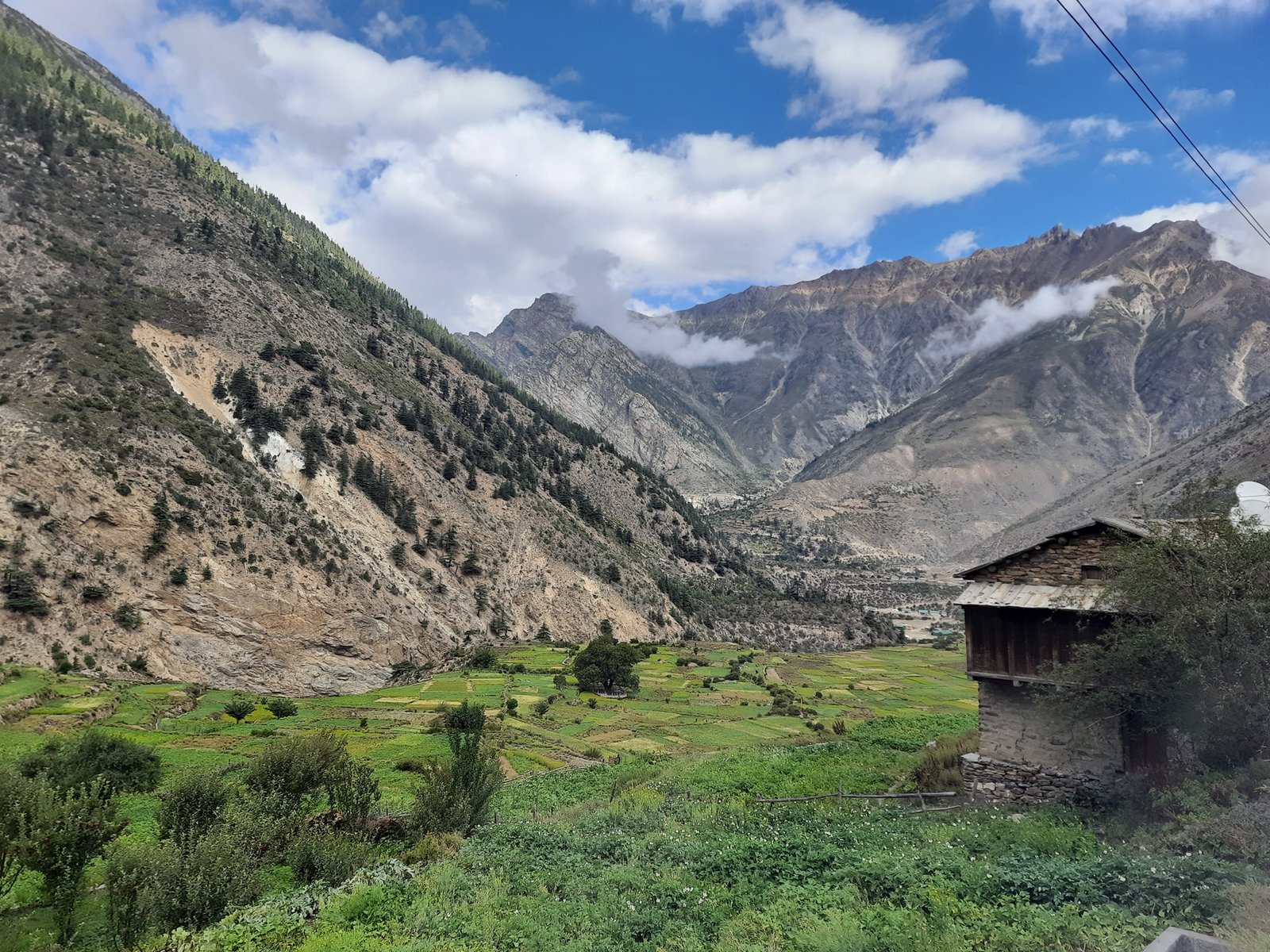 'मछलियों की तलाश में भटकते हुए जब राज कपूर का काफिला सुनसान पहाड़ी गांव में पहुंचा'