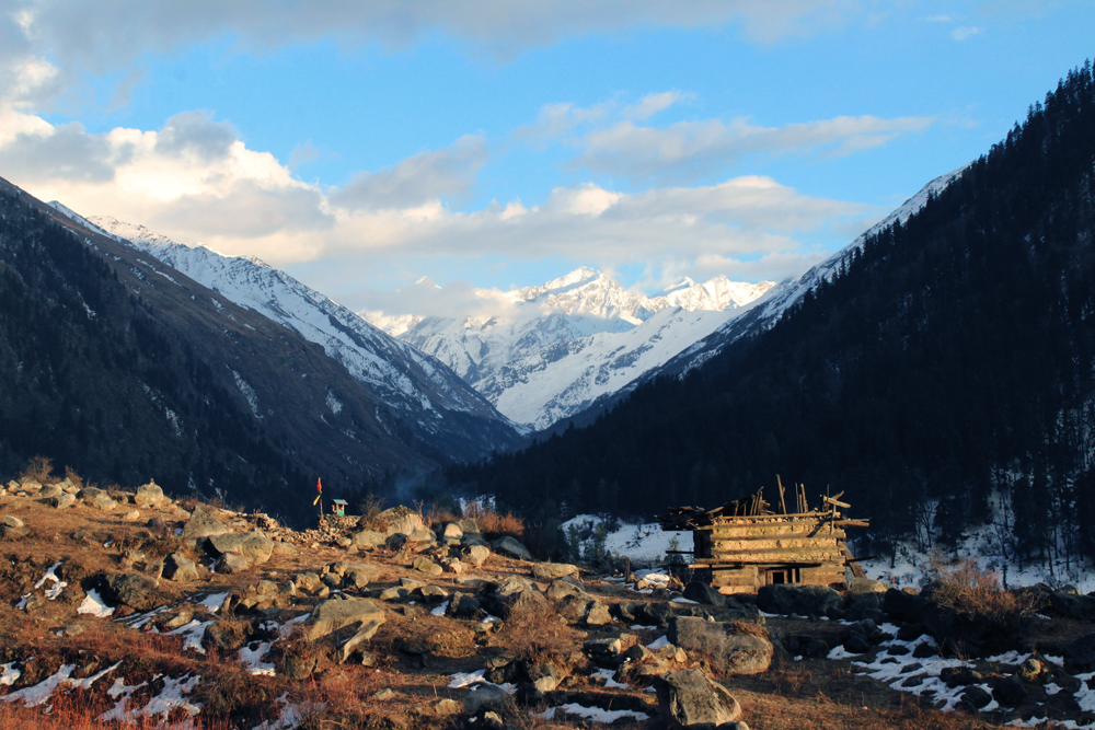 इस घाटी में पहुंचने के लिए तालुका से 27 किमी का पैदल सफर तय करना होता है।