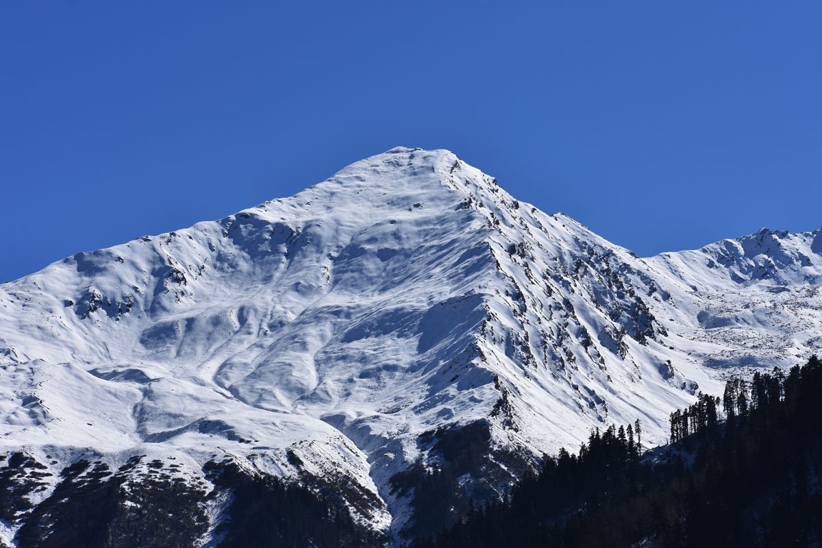 दुनियाभर से पर्यटक इस तिलिस्मी और खूबसूरत घाटी का दीदार करने पहुंचते हैं।