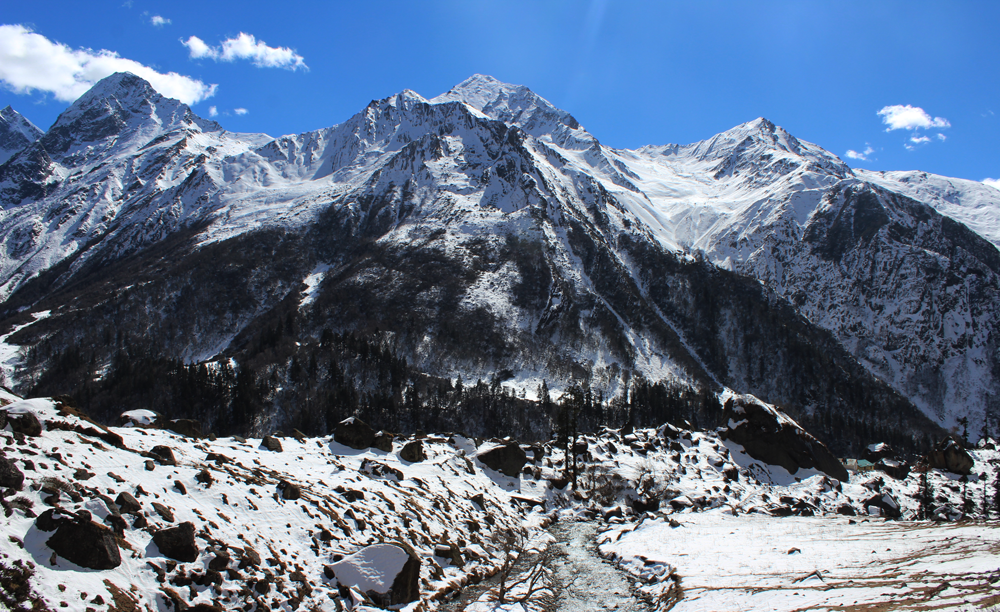 बर्फ से ढके विशाल पहाड़ों के बीच हर की दून वैली हर साल हजारों लोगों को आक​र्षित करती है। 