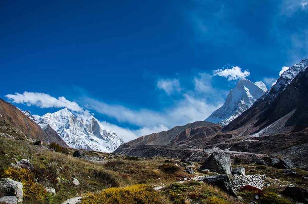 भोजबासा से दिखाई देता शिवलिंग ( दाएं) और भागीरथी समूह ( बाएं) 
