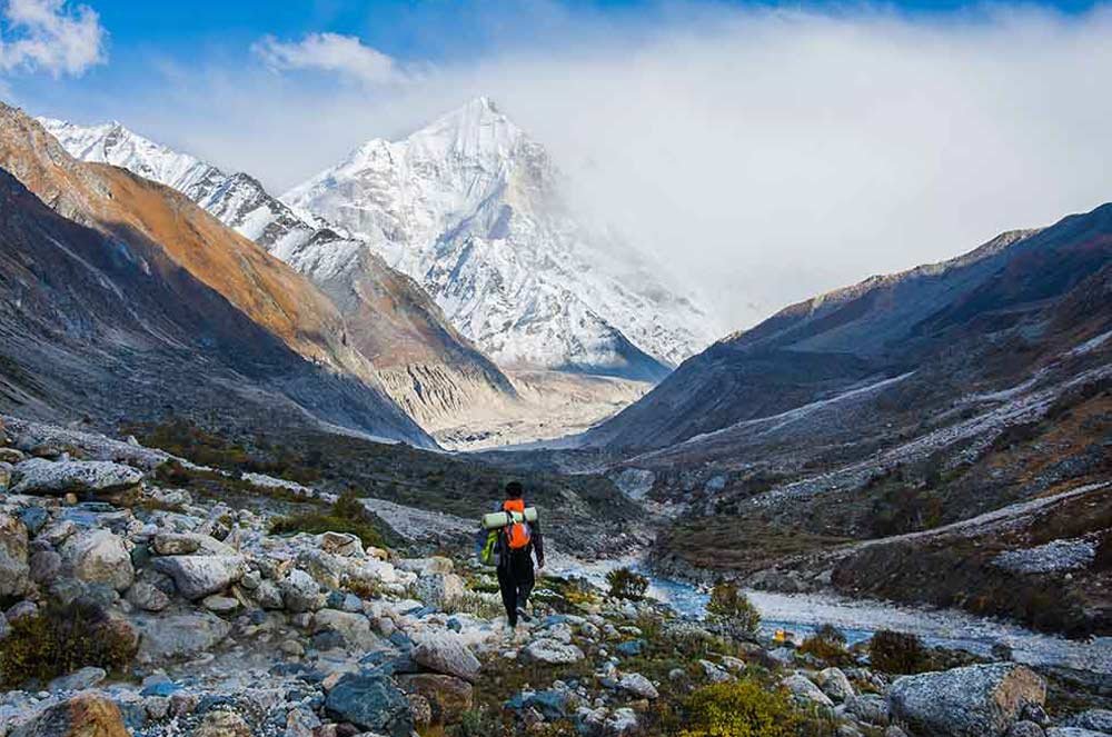भोजबासा से गंगोत्री गिलेशियर की ओर जाता ट्रेकर।