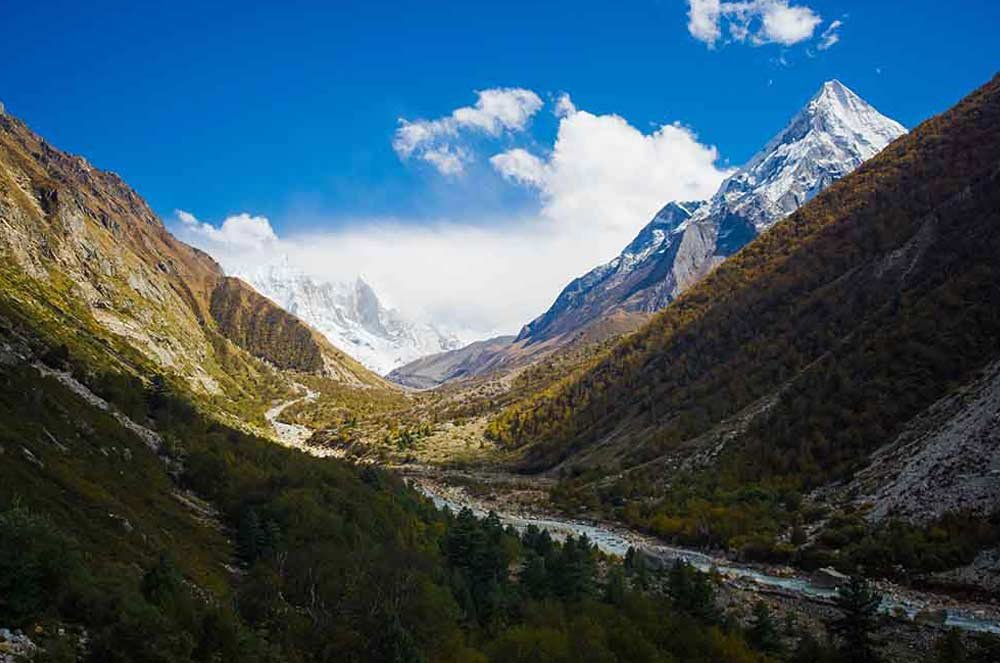 सालभर के भीतर ही गोमुख ग्लेशियर में दूसरा मुहाना बनना इस बात का एक बड़ा सबूत है कि हिमालयी क्षेत्र में ग्लोबल वार्मिंग का असर तेजी से हो रहा है।(गंगोत्री नेशनल पार्क में पहाड़ों के बीच से निकलती भागीरथी)