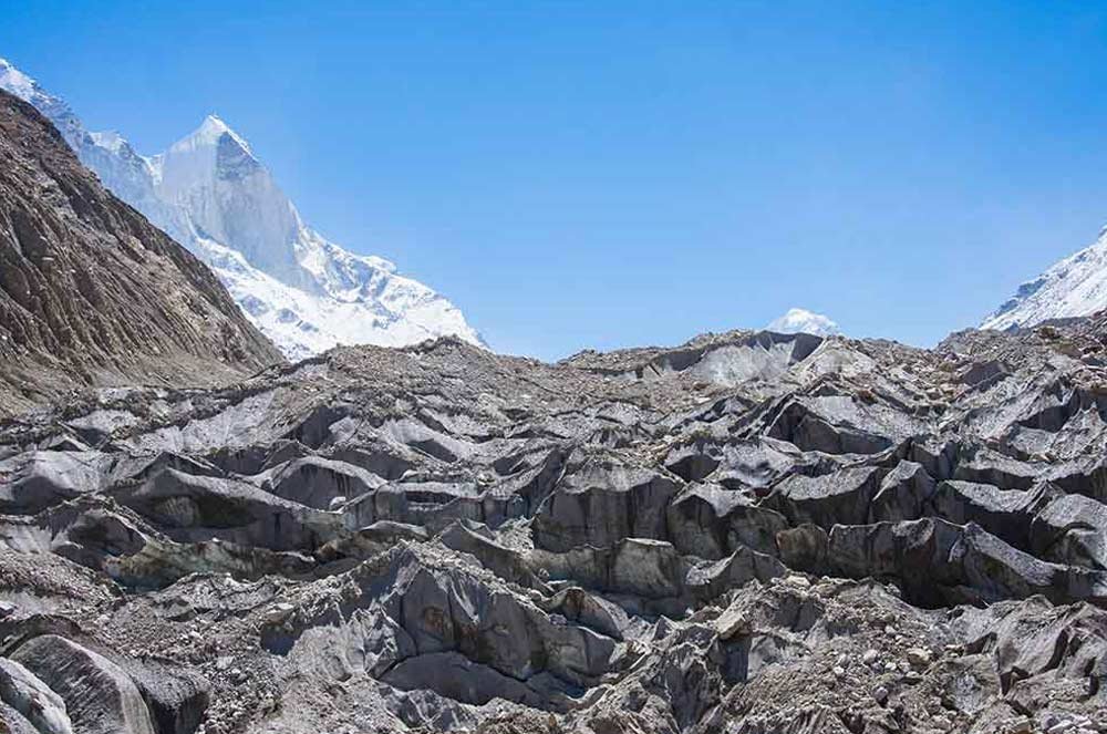 साल 2018 में हिमालयी क्षेत्र के बड़े ग्लेशियरों में से एक गोमुख की यात्रा करके लौटा हूं। ग्लेशियरों के हालात बड़े ही विकट हैं। पहले ही कई किलोमीटर पीछे खिसक चुके गोमुख ग्लेशियर के आसपास लगातार भूस्खलन हो रहा है। (फोटो फीचर : प्रशांत बडोनी)