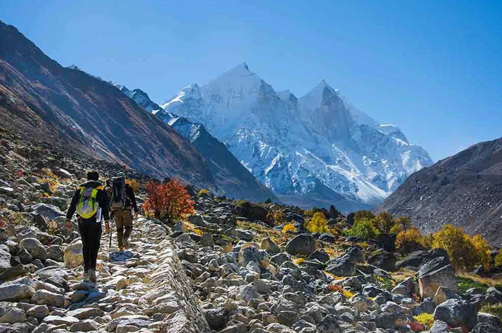 इसी भूस्खलन के चलते एक साल के भीतर ही गोमुख में ग्लेशियर का एक बड़ा हिस्सा टूटने के कारण दूसरा मुहाना बन चुका है। वहीं मुख्य मुहाने और दूसरे मुहाने के बीच तीसरा मुहाना बनने की कगार पर है।  (भोजबासा से दिखती भागीरथी समूह के विशाल शिखर)