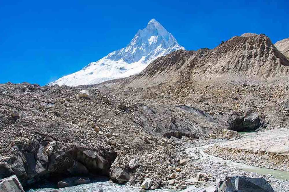 कई जगह ग्लेशियर में दरारें पड़ चुकी है। जिनसे बड़े-बड़े हिस्से टूट कर गिरते रहते हैं। (गंगोत्री ग्लेशियर- दाईं तरफ भागीरथी( गंगा) का प्रमुख उद्गम और बीच में और बाईं तरफ टूटता ग्लेशियर। पीछे शिवलिंग पर्वत।)