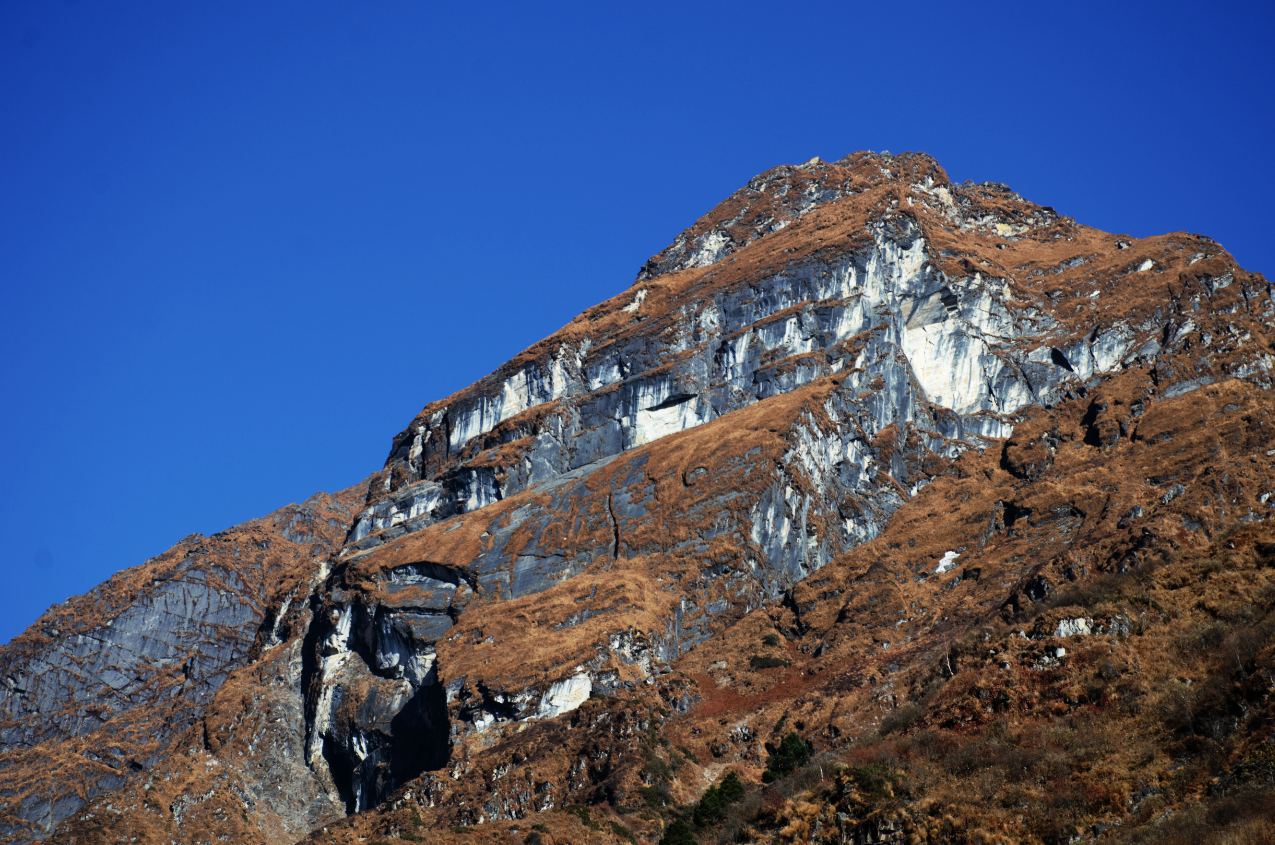 केदारनाथ के आस-पास की पहाड़ियां मनमोहक और विशालता लिए हुए हैं।