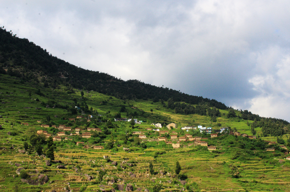 ये इलाका लंबे समय तक पिछड़ेपन का शिकार रहा और आज भी लोग यहां सड़क, बिजली, स्वास्थ्य और शिक्षा जैसे बुनियादी मांग सरकार से करते रहते हैं।