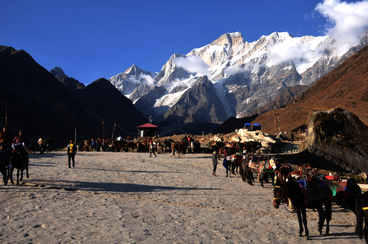 मंदिर के दो ओर से हुआ भूकटाव साफ नजर आता है। 