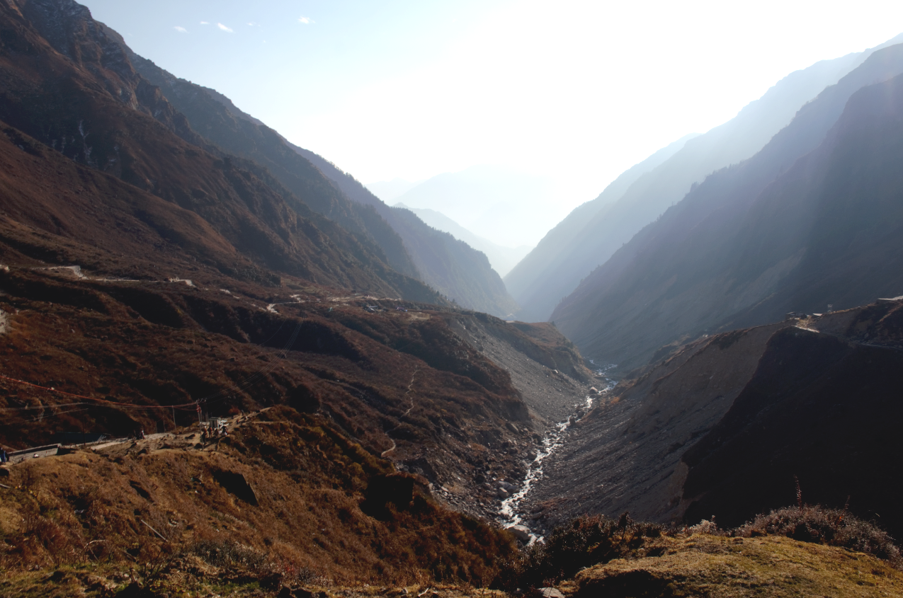 केदारनाथ मंदिर पहुंचने से पहले ही धरती के ये जख्म नजर आने लगते हैं। 